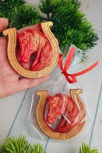 Сувенир из мыльной основы Подкова красная