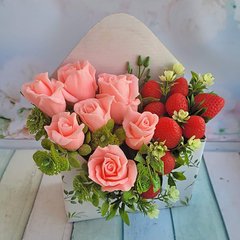 Мило ручної роботи букет з трояндами та полуницею