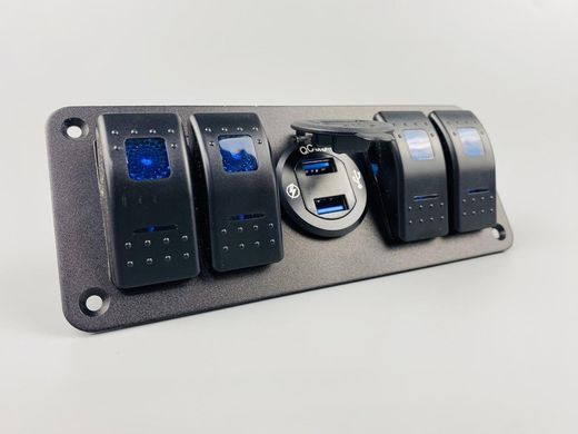 Панель с 4-мя переключателями, USB зарядкой QC3.0 и вольтметром